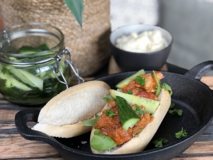 broodje ajam pedis met komkommer in zuur