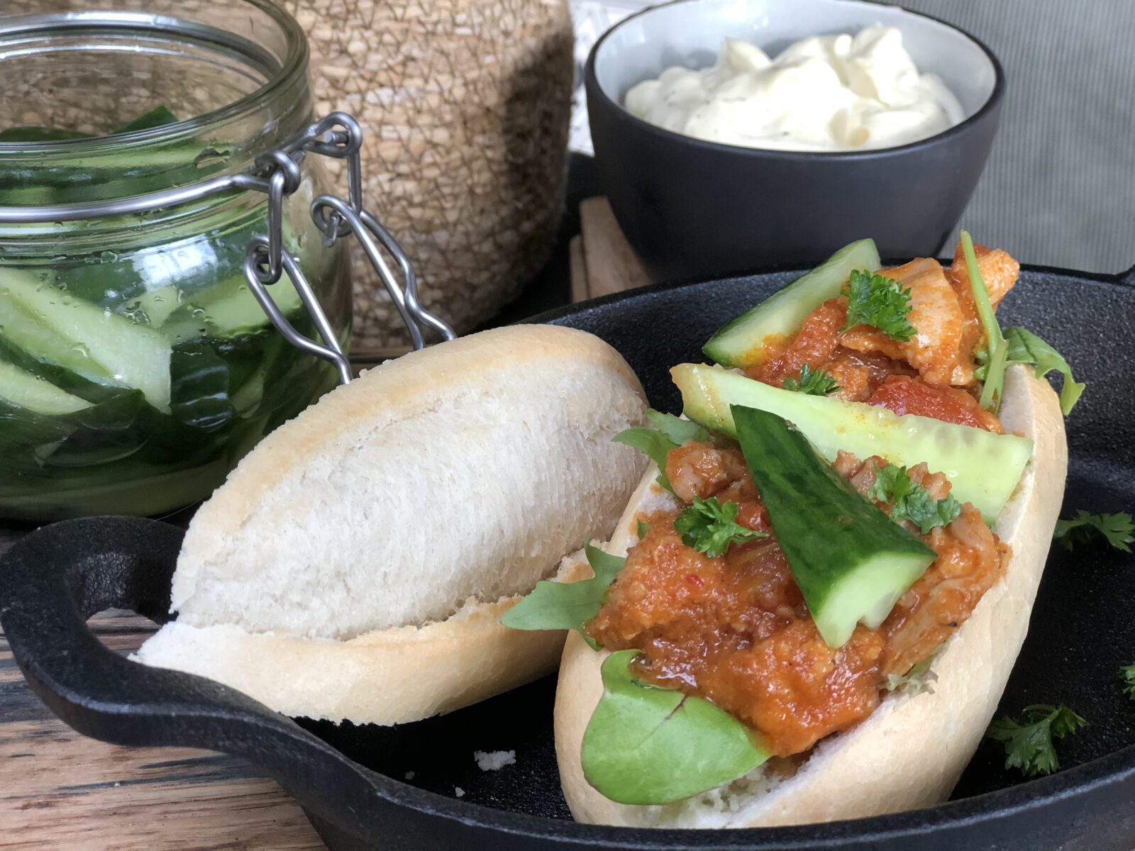 broodje ajam pedis met komkommer in zuur