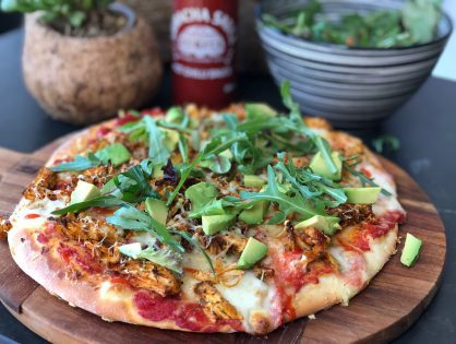 pizza met hete kip en avocado. pizzadeeg zelf maken