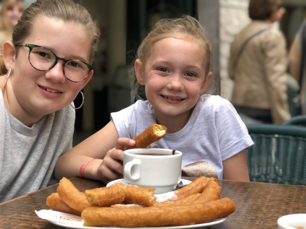 churros eten met dikke chocolademelk