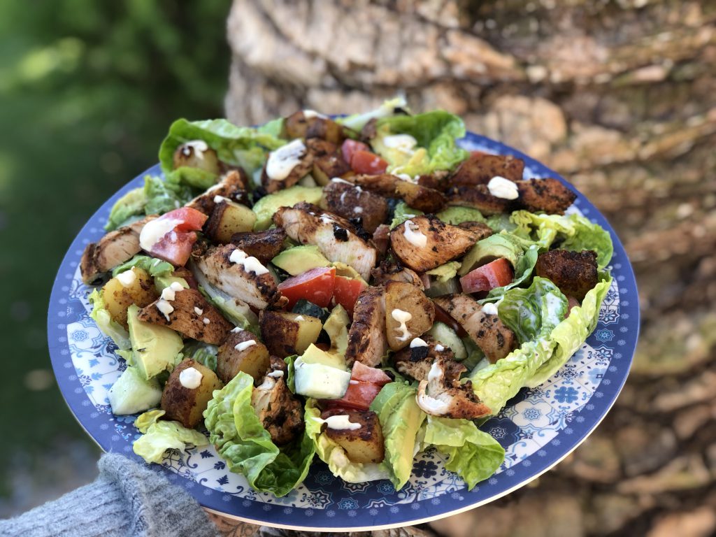 maaltijdsalade met kip en gebakken aardappels