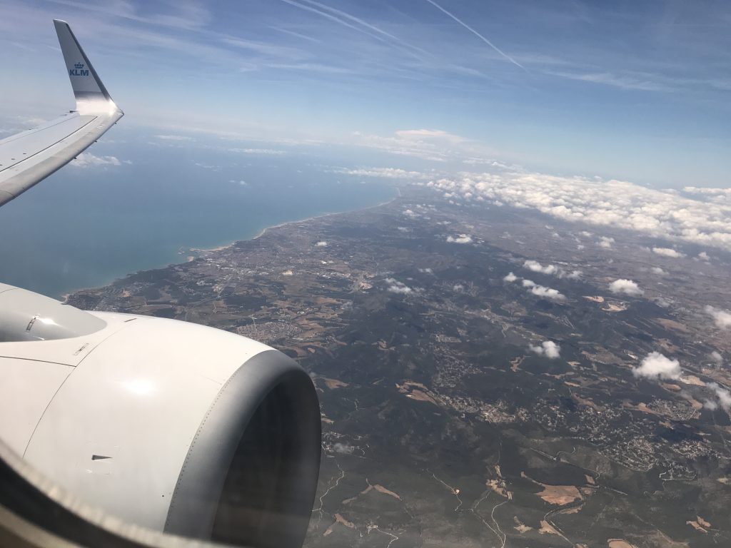 met het vliegtuig vanuit Spanje terug naar Nederland