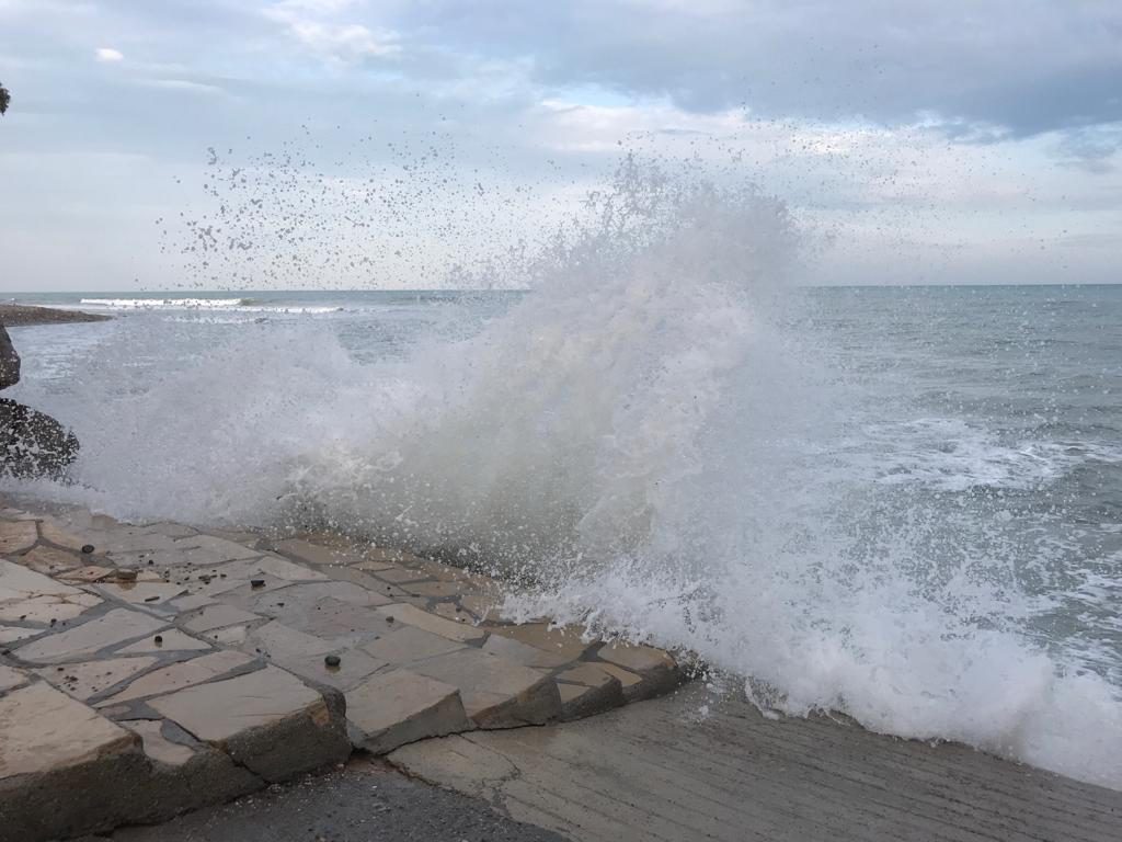 Ruwe Middellandse zee in Spanje