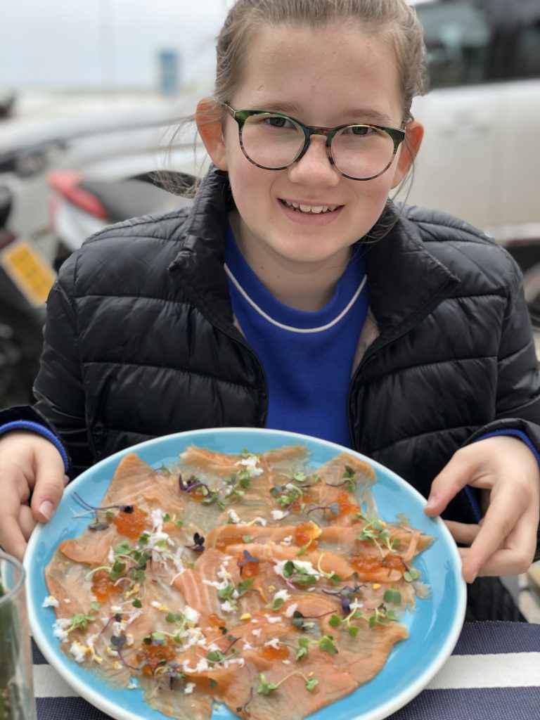 Beaudine helemaal blij met haar zalm carpaccio bij Costa Barcelona