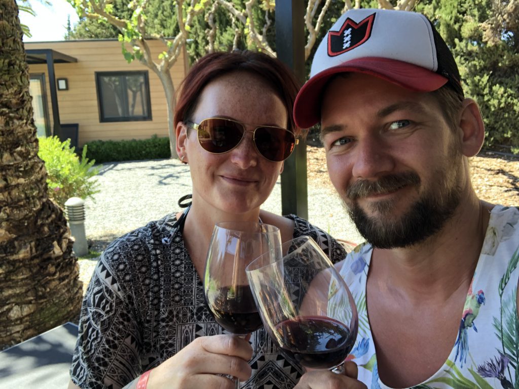 Proosten op een zonnige vakantie in Spanje