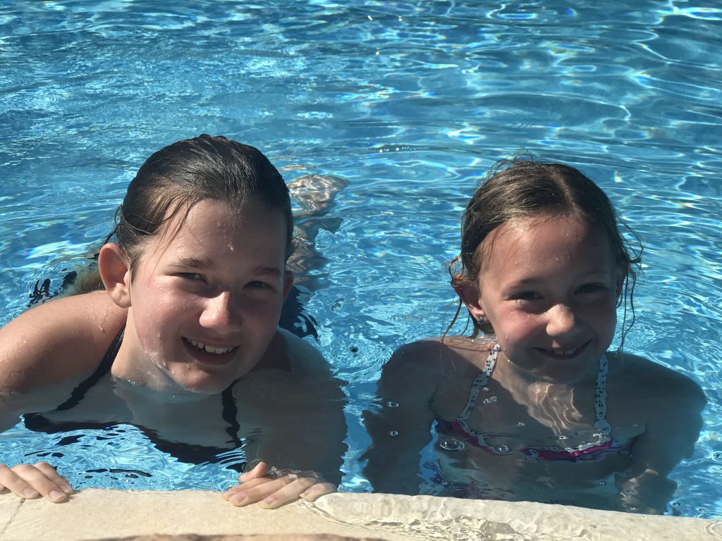 zwembad op camping Playa Montroig