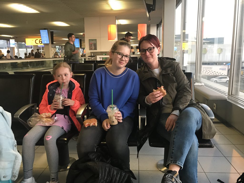 wachten op Schiphol tot ons vliegtuig komt om ons naar Spanje te brengen.