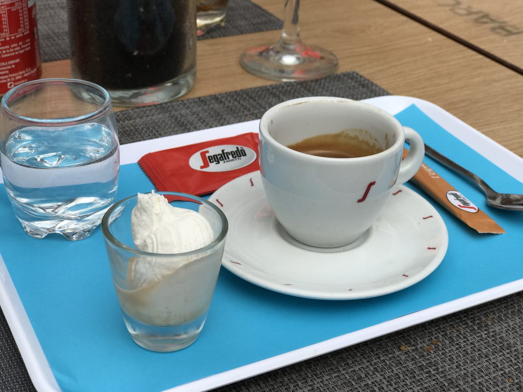 Een espresso bij Costa Barcelona in Sitges