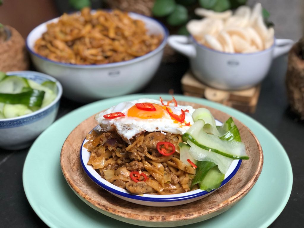 recept bami met spitskool en gehakt in pindasaus, een lekker makkelijke maaltijd