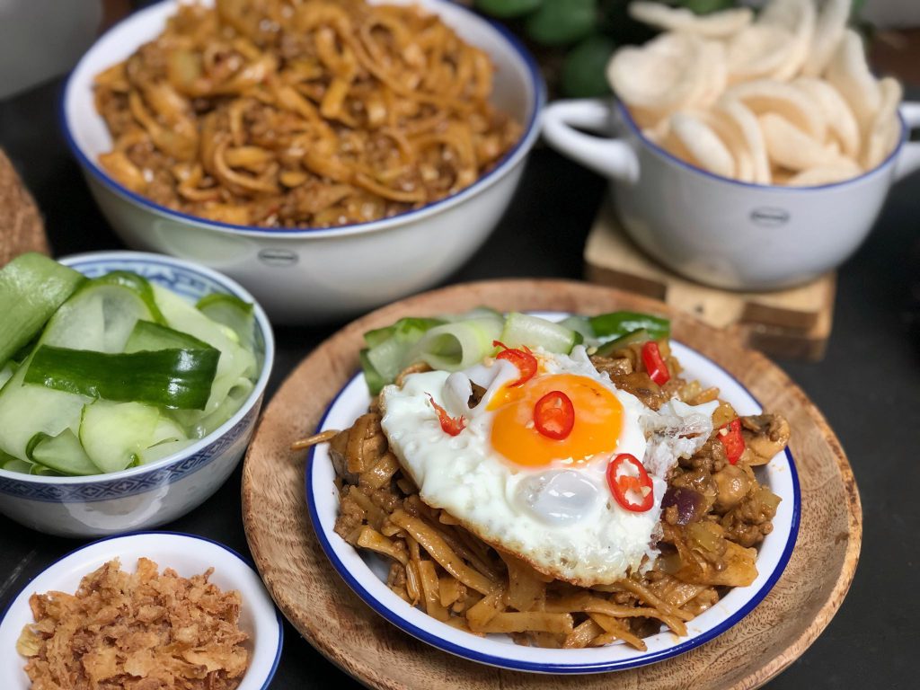 recept pittige bami met spitskool en gehakt in pindasaus