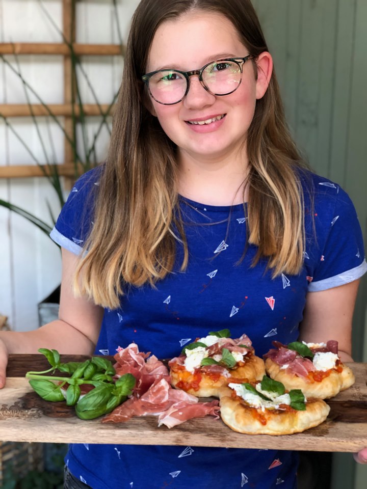 recept gefrituurde pizza ofwel pizza fritta met tomatensaus en mozzarella 