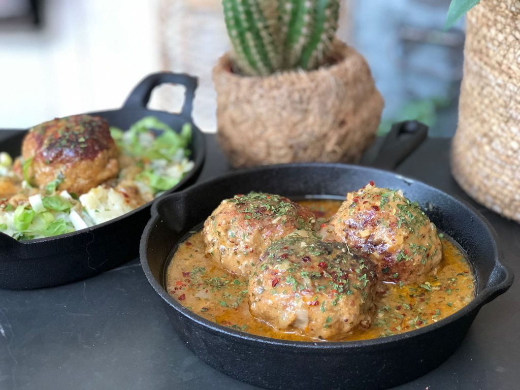 recept gehaktballen in een mosterd jus geserveerd met een andijviestamppot.