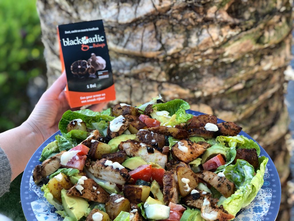 recept zomer salade met kip, zwarte knoflook, gebakken aardappeltjes, avocado en een frisse dressing. 