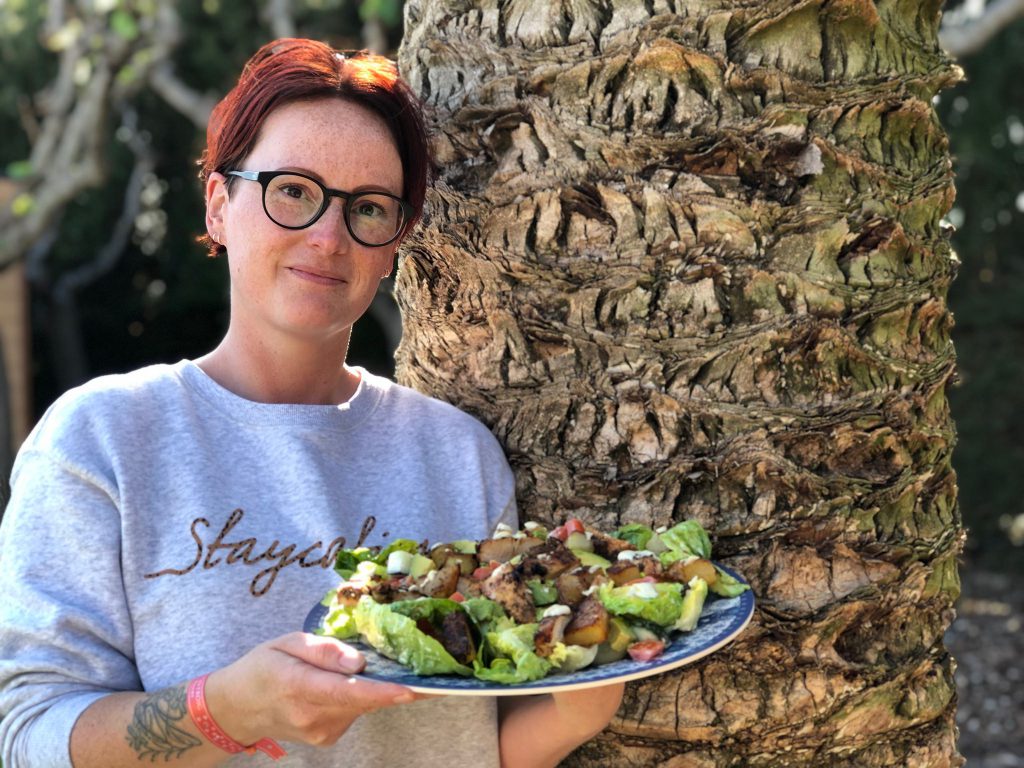 recept zomer salade met kip, gebakken aardappeltjes, avocado en een frisse dressing uit Spanje.