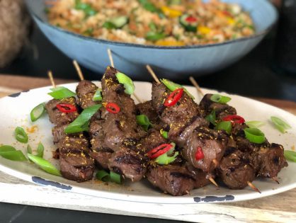 recept Aziatische biefstuk spiesjes met rijstsalade