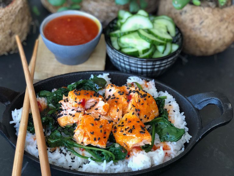 Aziatische zalm met spinazie en witte rijst