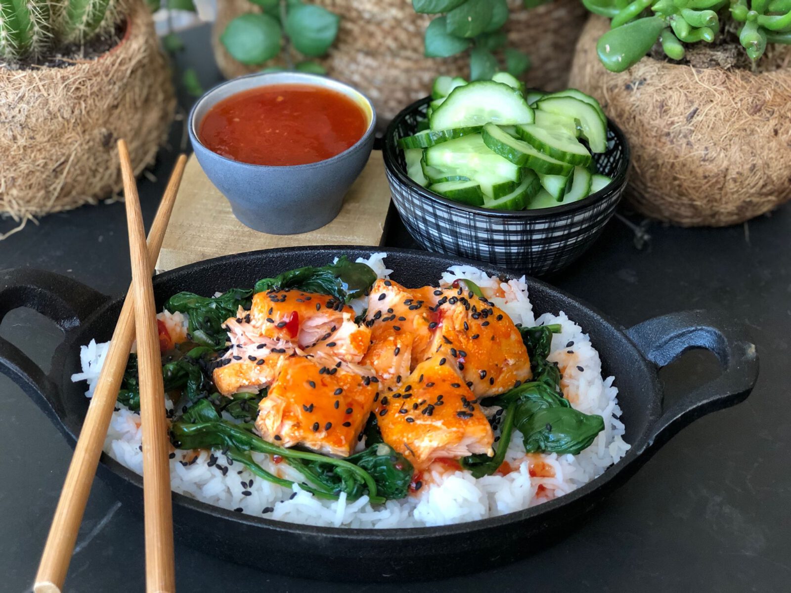 Aziatische zalm met spinazie en witte rijst