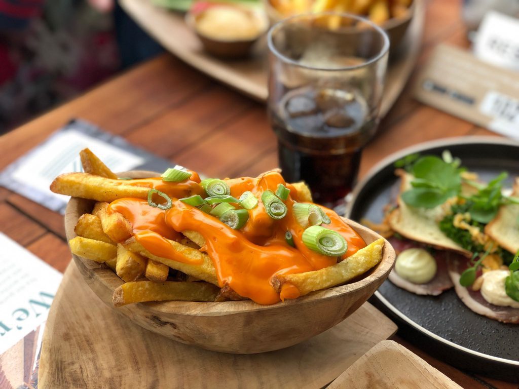 Cheesy friet van Frietboutique met cheddarsaus en bosui bij Strandzuid
