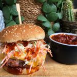 Amerikaanse burger met bbq saus en frisse coleslaw