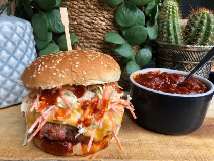 Amerikaanse burger met bbq saus en frisse coleslaw