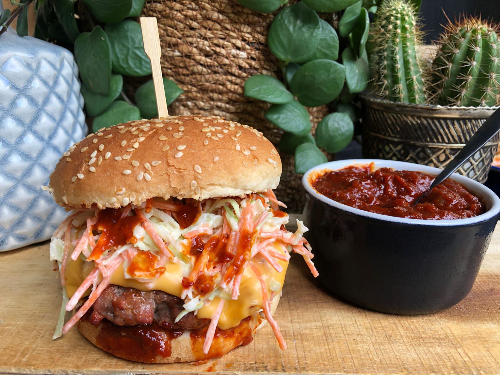 Amerikaanse burger met bbq saus en frisse coleslaw