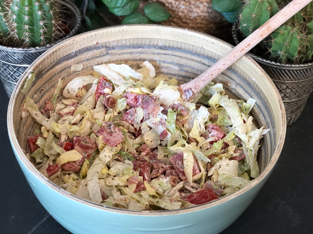 salade met ijsbergsla, tomaat en krokant gebakken spek
