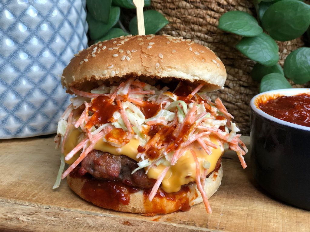 recept Amerikaanse hamburger met zelfgemaakte bbq saus, cheddar en coleslaw