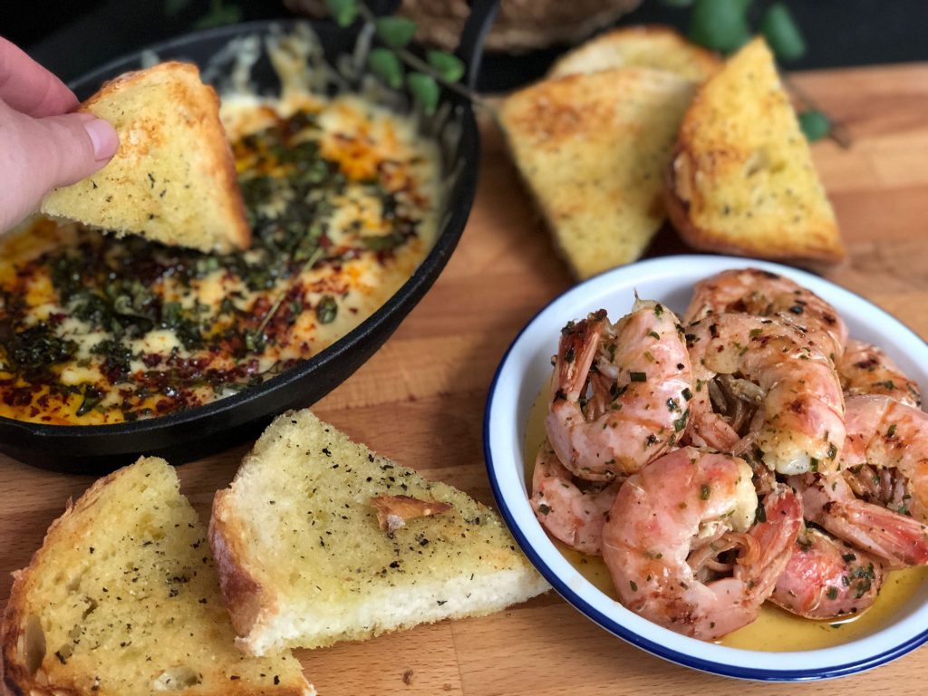 Gegrilde garnalen met pittige kaasdip