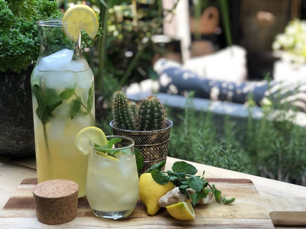 Citroen ijsthee met gember en munt maken