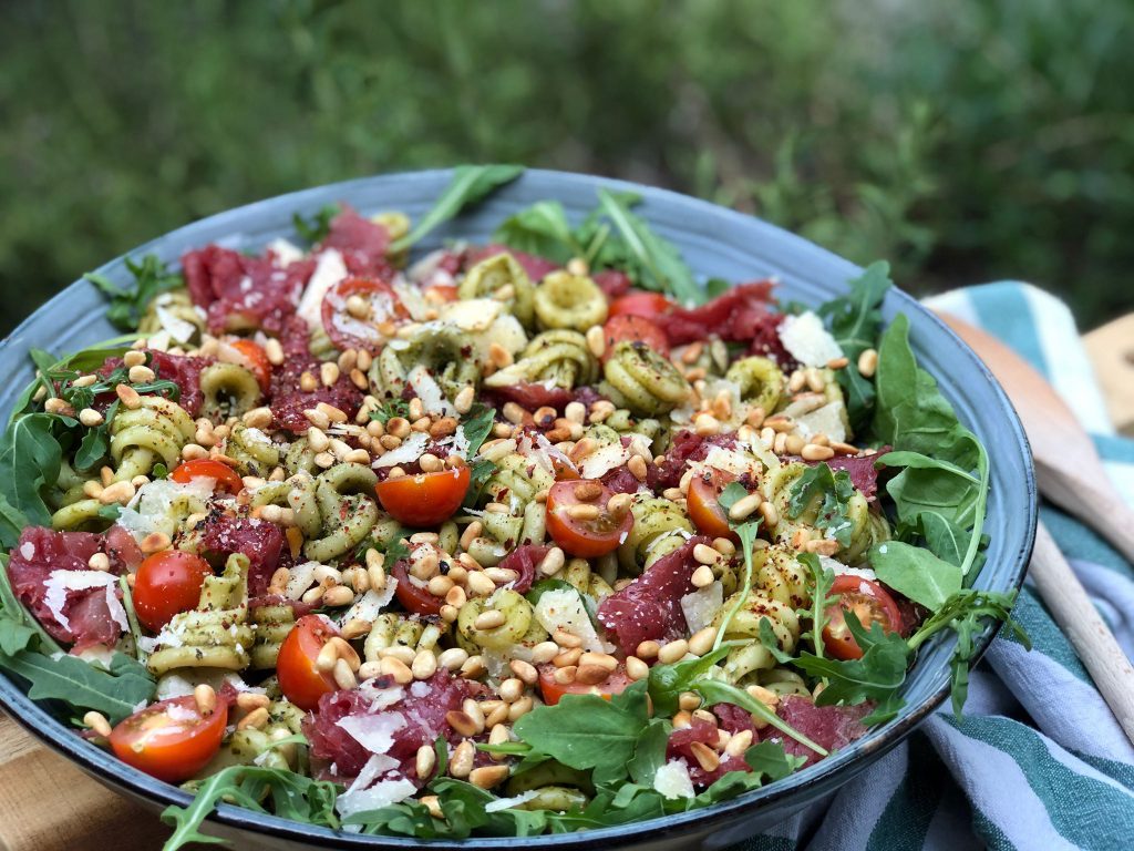 recept pastasalade met pesto, carpaccio, Parmezaanse kaas en pijnboompitten