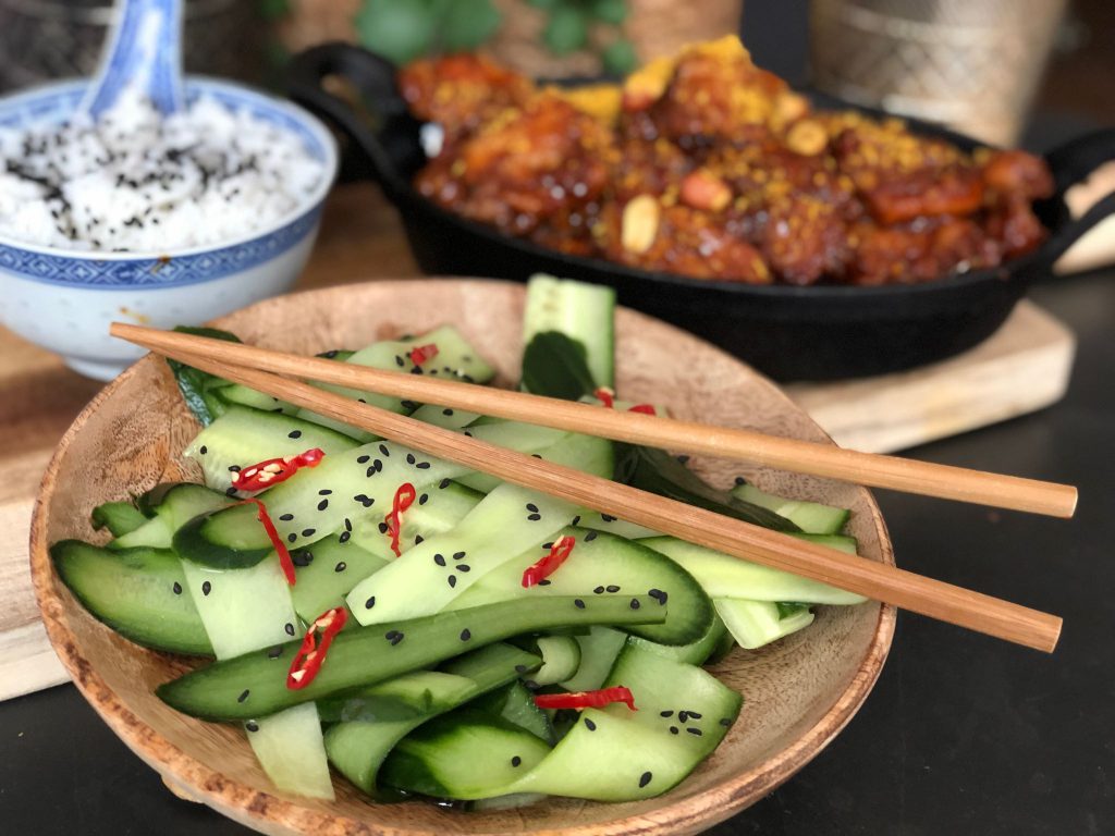 recept pittige Indische kip met komkommer in zuur