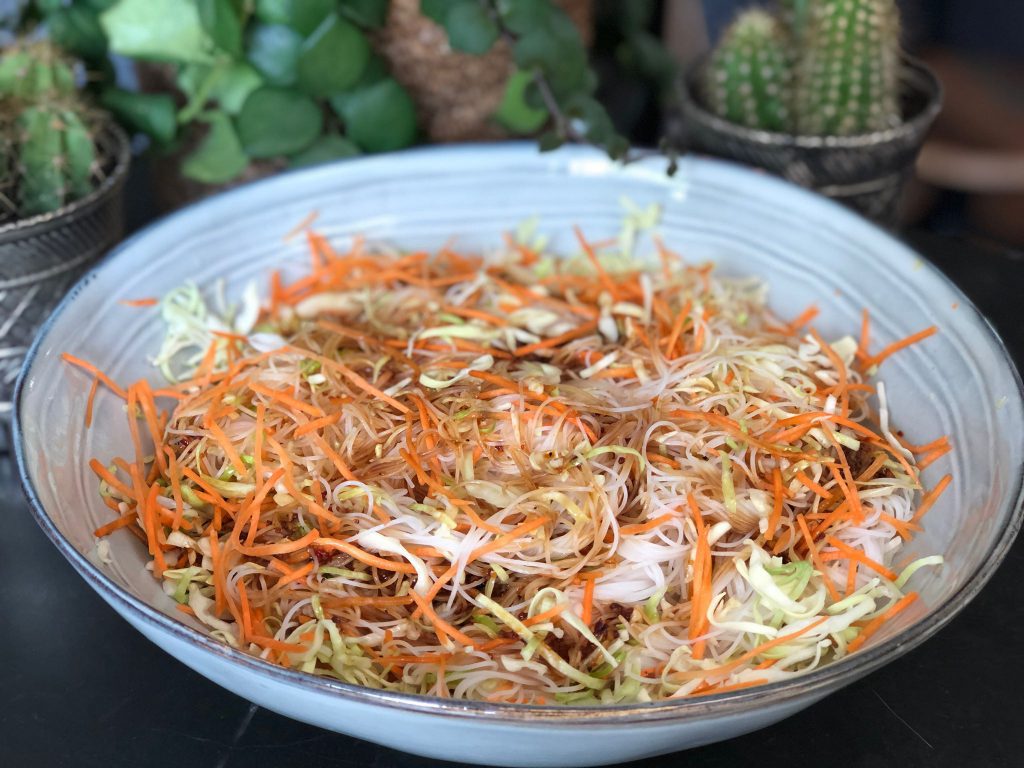 Thaise noodlesalade met wortel en spitkool