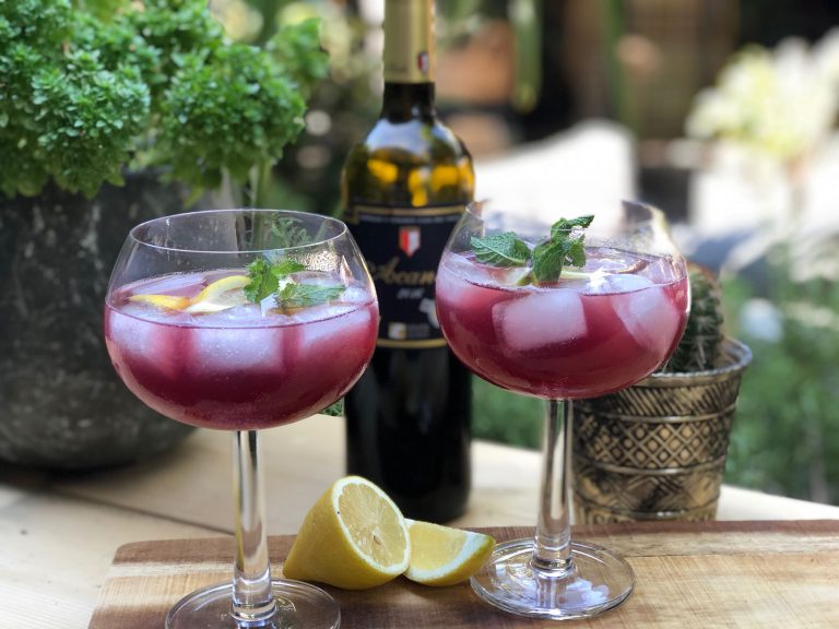 recept tinto de verano een Spaanse cocktail met rode wijn en bitter lemon
