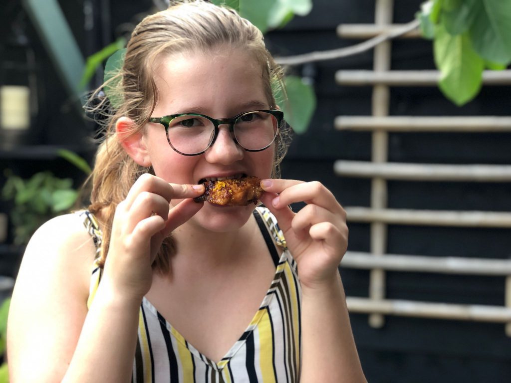 Indische kippenvleugels van de bbq: ajam ketjap