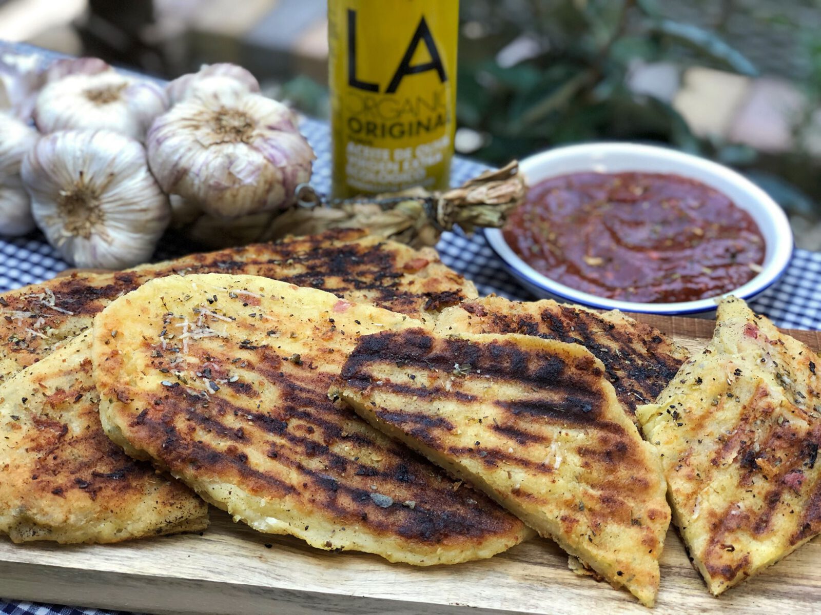 Italiaanse Naan of Italiaanse platbrood met kruidige ketchup