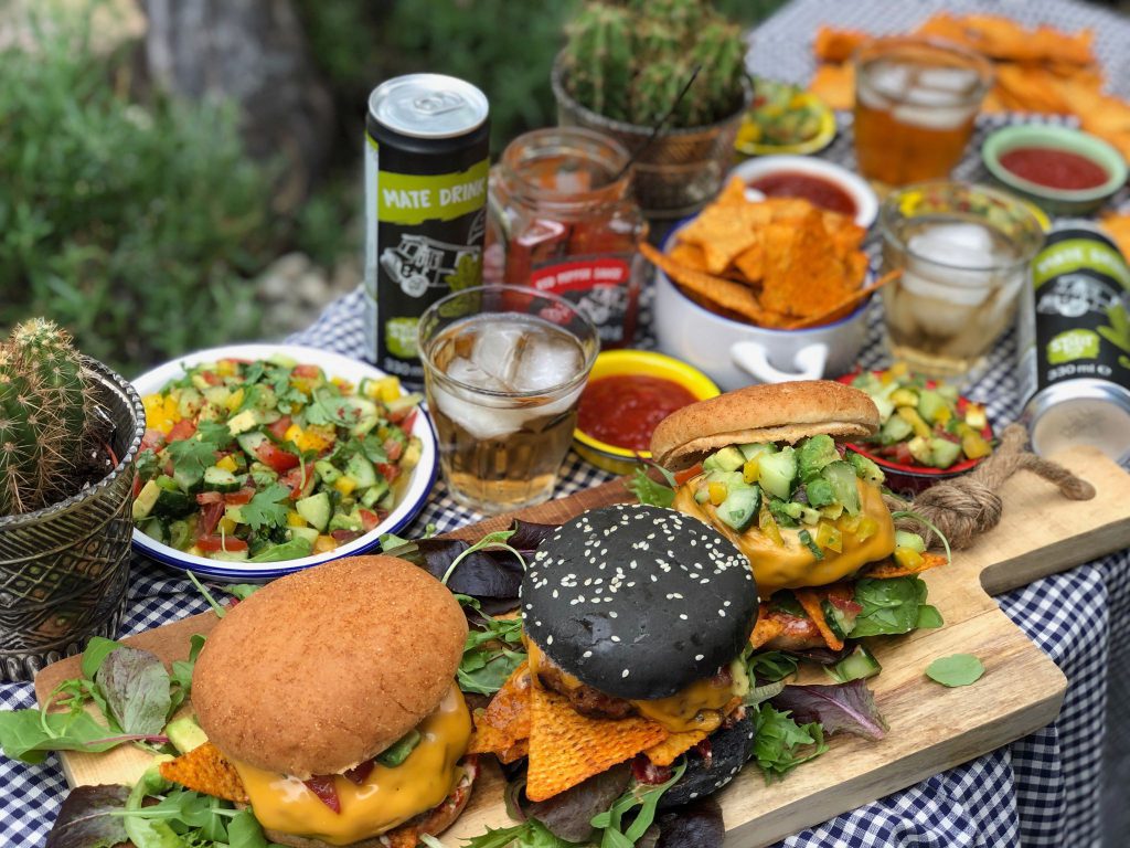 Mexicaanse hamburger maken met cheddar, salsa en tortilla chips