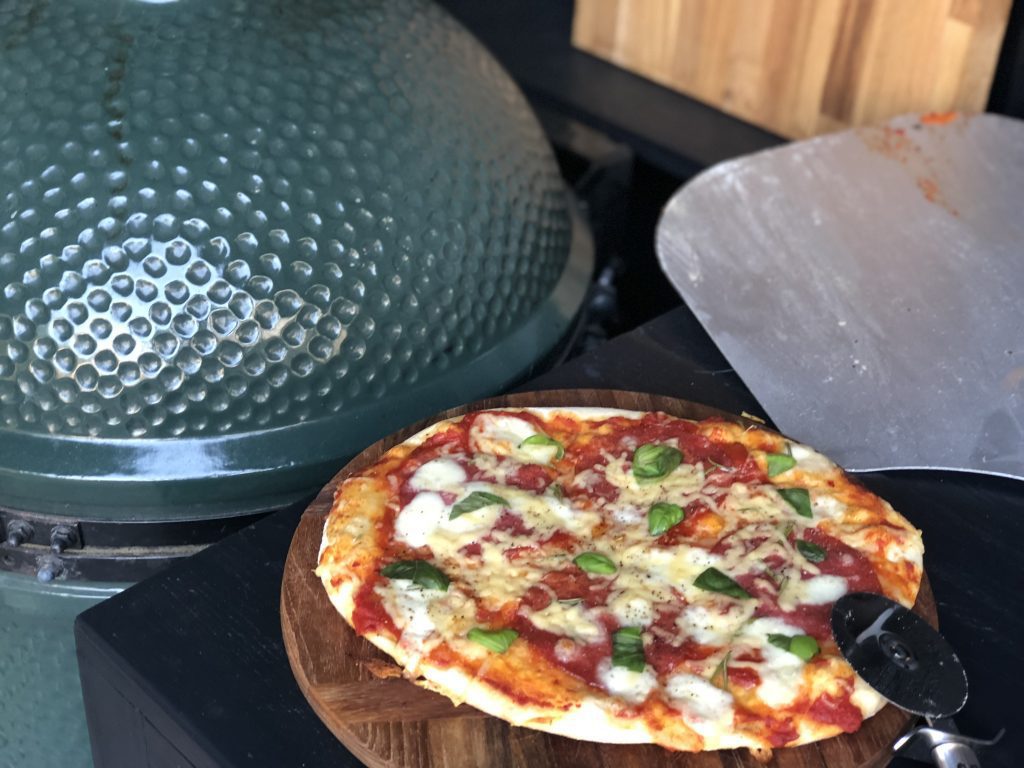 pizza's maken op de big green egg