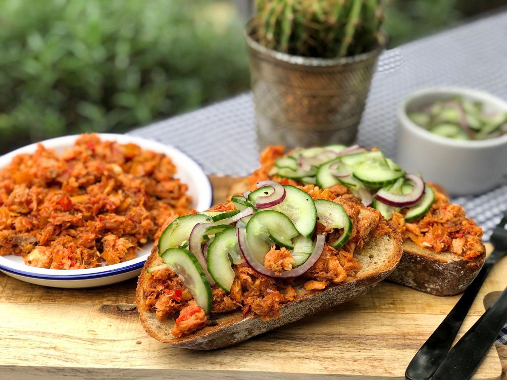 broodje met pittige makreel en zuur