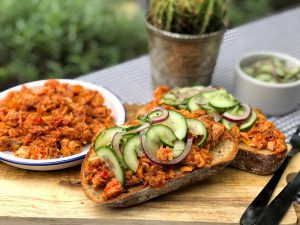 broodje met pittige makreel en zuur