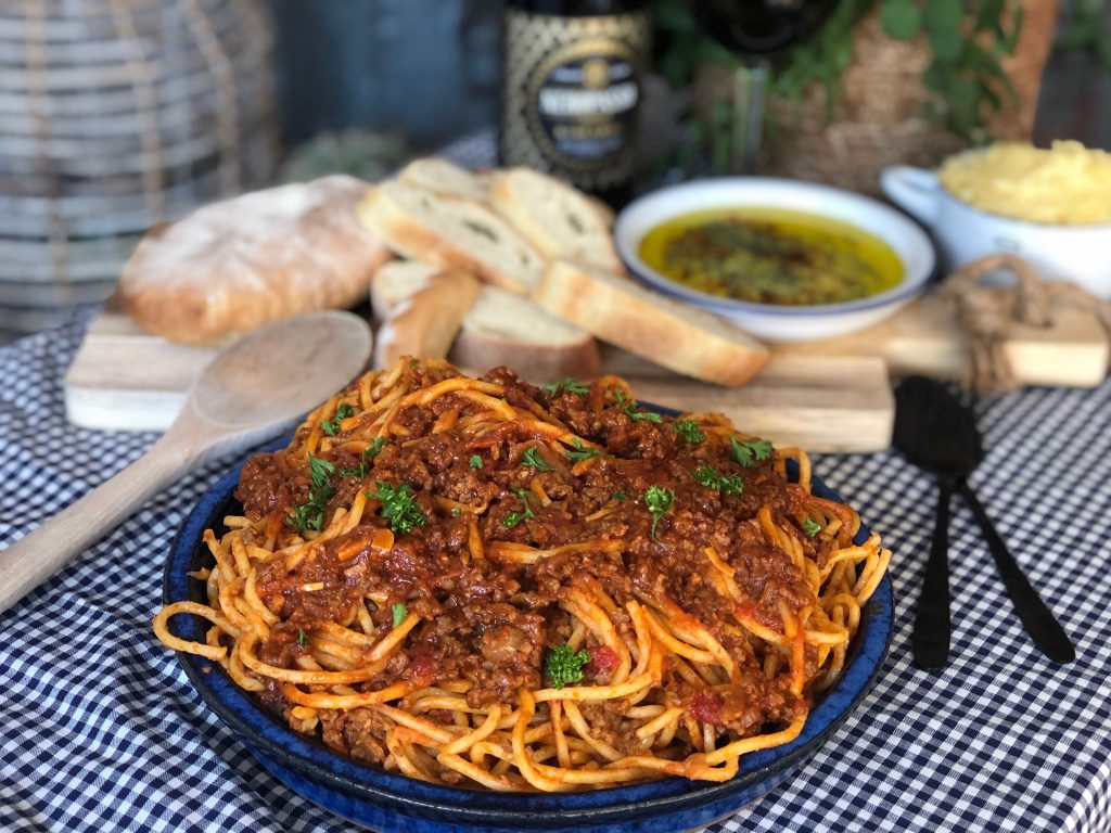recept spaghetti in een pittige tomatensaus met ciabatta en kruidige olie