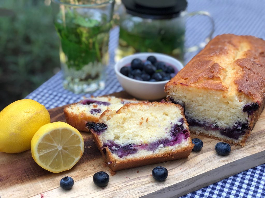 recept om een smeuïge cake met blauwe bessen en citroen te maken