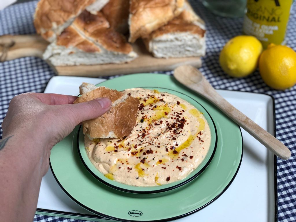 pittige feta spread voor op een toastje