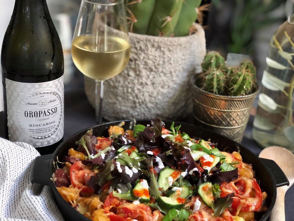 Wijn van de Maand de Oropasso met Turkse krieltjes ovenschotel en sucuk.