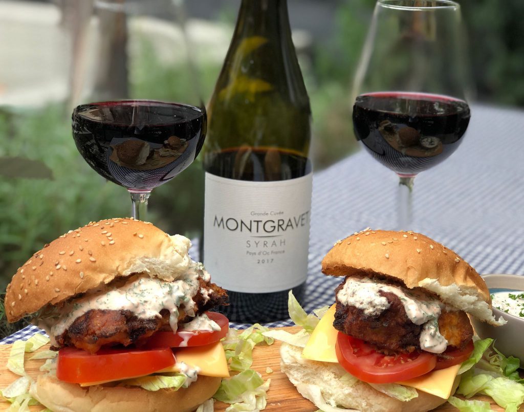 pittige en krokante kipburger met frisse saus