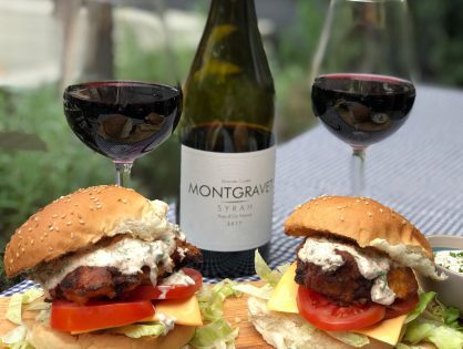 pittige en krokante kipburger met frisse saus