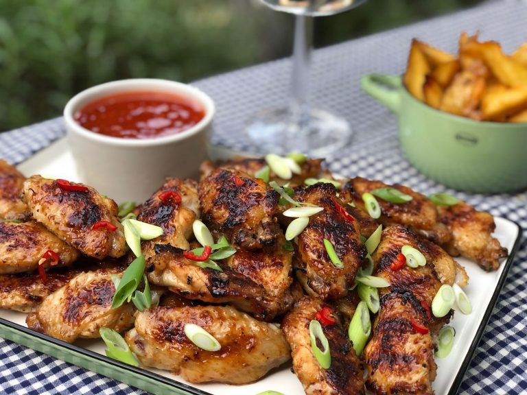 sweet chili kippenvleugels van de bbq