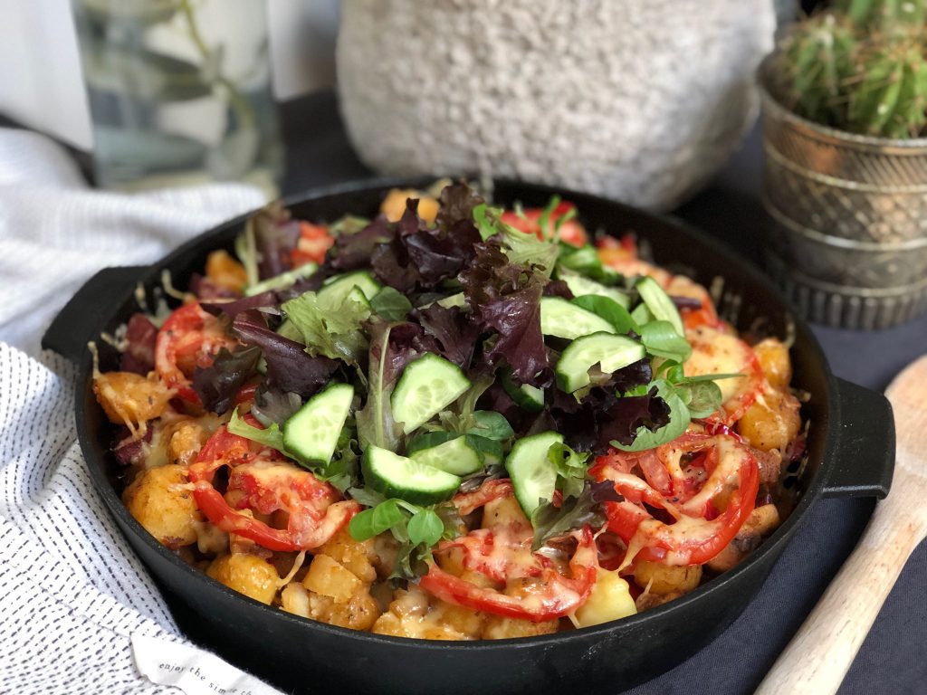 Turkse krieltjes ovenschotel met sucuk en salade