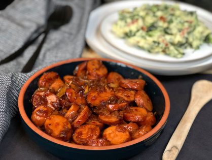 pittig gebakken rookworst met ui en ketjap