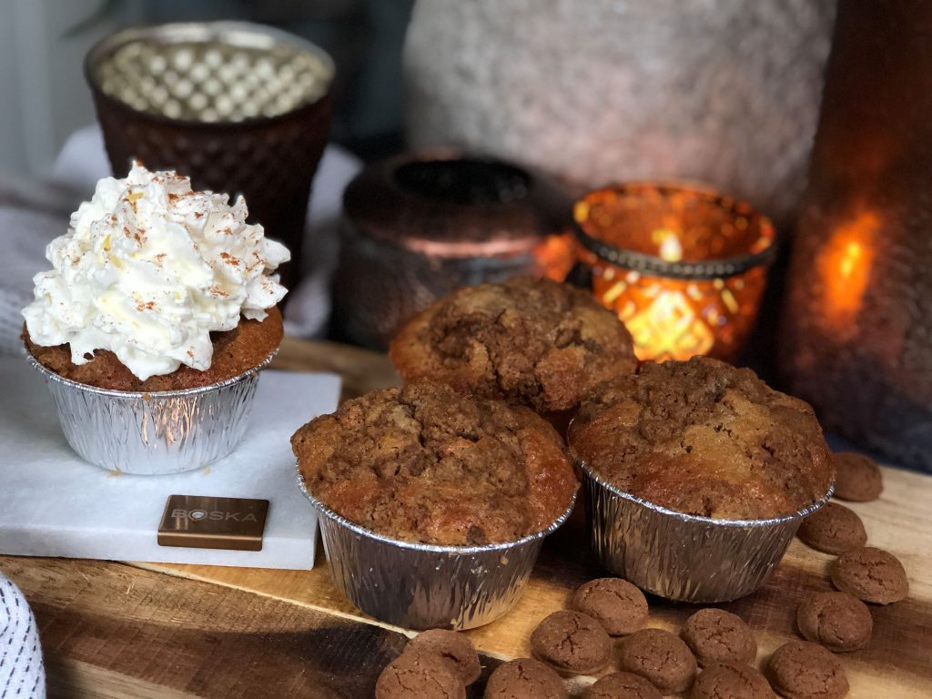 Sinterklaas muffins met kruidnoten, krokante kruimel topping en een flinke toef slagroom. 