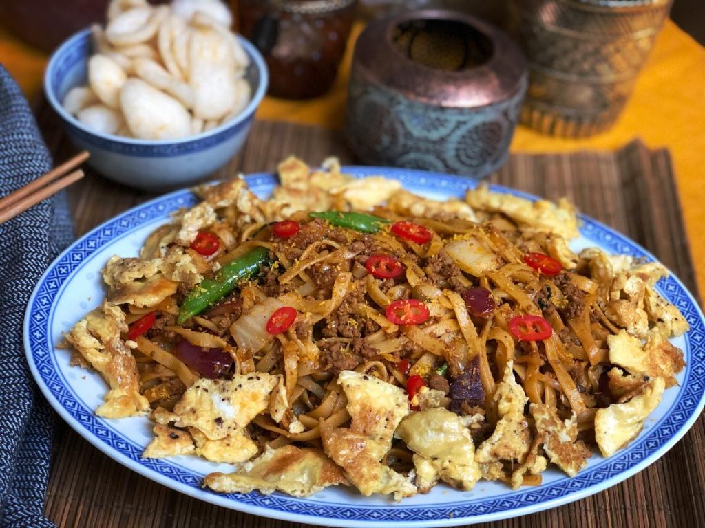 bami ketjap met gehakt en roerei